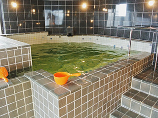 水風呂は深く広い