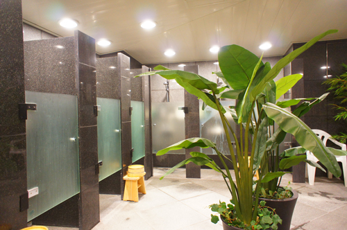 シャワーは個室タイプ