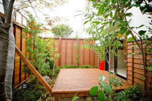 外気浴スペースも広々