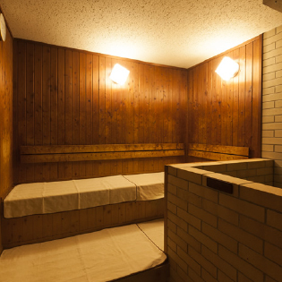 サウナ室は狭いので落ち着ける